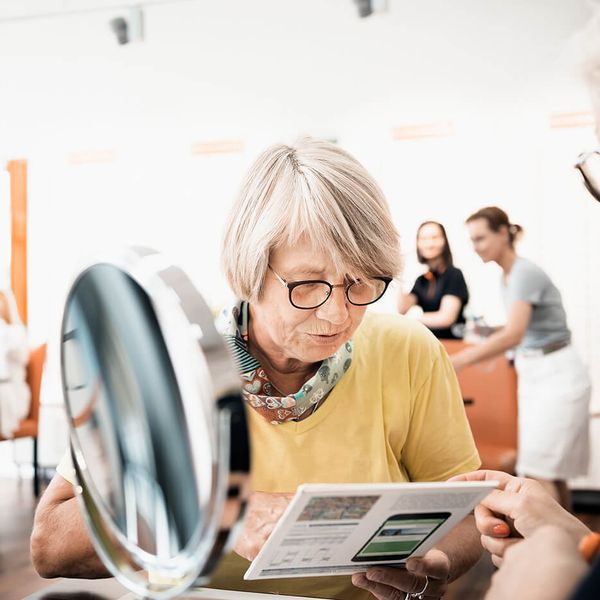 Fachberatung einer Kundin bei der Brillenwahl bei Robin Look