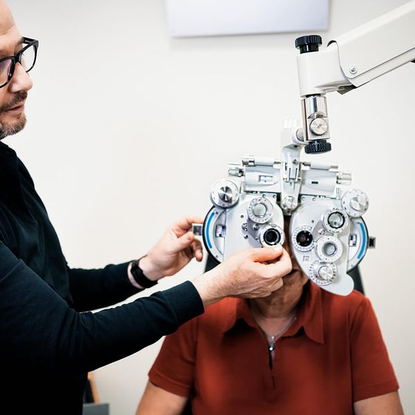 Augentest bei einer Kundin durch einen Augenoptiker bei Robin Look