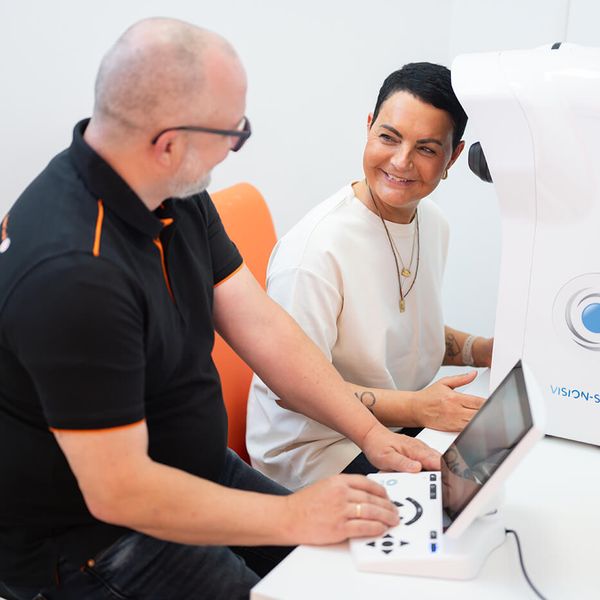 Optiker bei Robin Look führt KI-gestützte Augenmessung durch