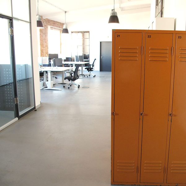 Büro mit Spinden in der Robin Look Zentrale Berlin