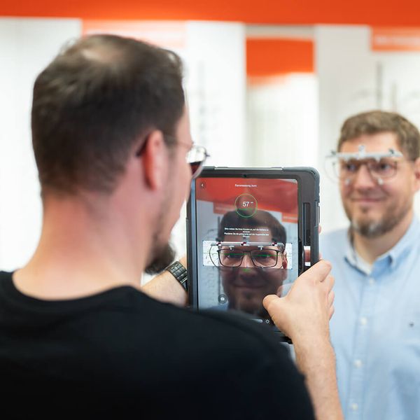 Videoausmessung der Zentrierpunkte für eine Brille bei Robin Look
