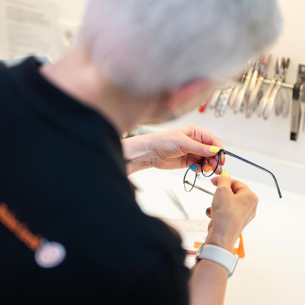 Robin Look Optikerin beim Einfassen von Brillengläsern