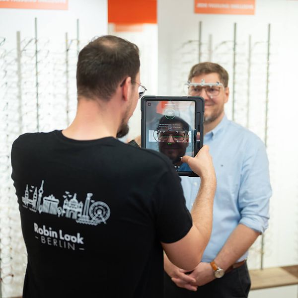 Videoausmessung der Zentrierpunkte bei einem Kunden durch einen Robin Look Augenoptiker