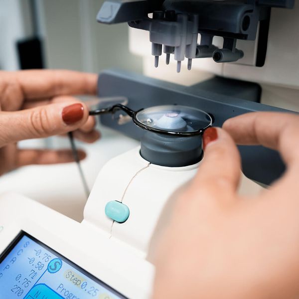 Ausmessung von Brillengläsern bei Robin Look, dem etwas anderen Optiker