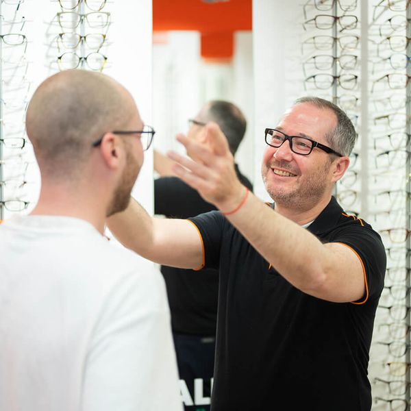 Augenoptiker bei der modischen Brillenberatung eines Kunden bei Robin Look