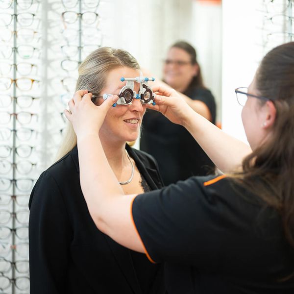 Robin Look Augenoptikerin führt Augenmessung bei Kundin durch