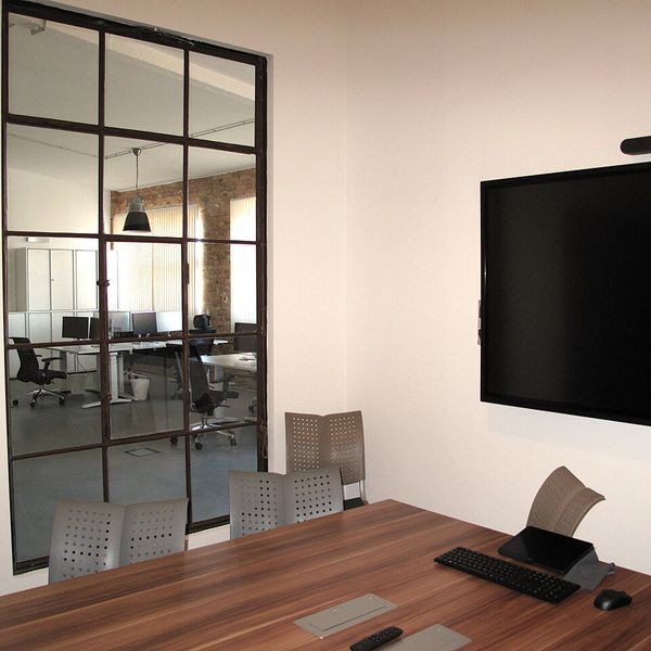 Modernes Büro mit Industriecharme in der Robin Look Zentrale Berlin